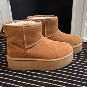UGG Women's Classic Mini Warm-Lined Platform Booties 9 Chestnut Suede